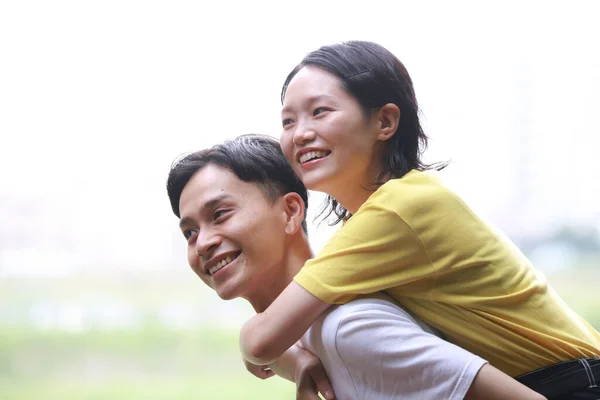 一对笑容满面的亚洲夫妇的照片 — 图库照片