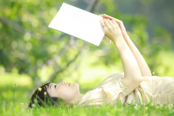 Retrato Jovem Mulher Asiática Leitura Livro Parque — Fotografia de Stock