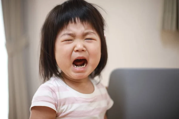 Linda Niña Llorando — Foto de Stock