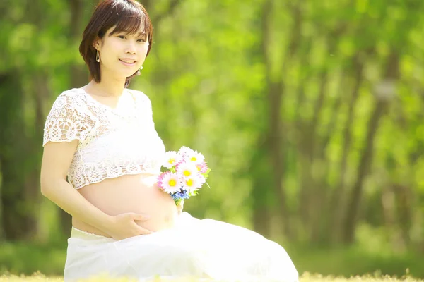 Young Beautiful Asian Pregnant Woman Park — Stock Photo, Image