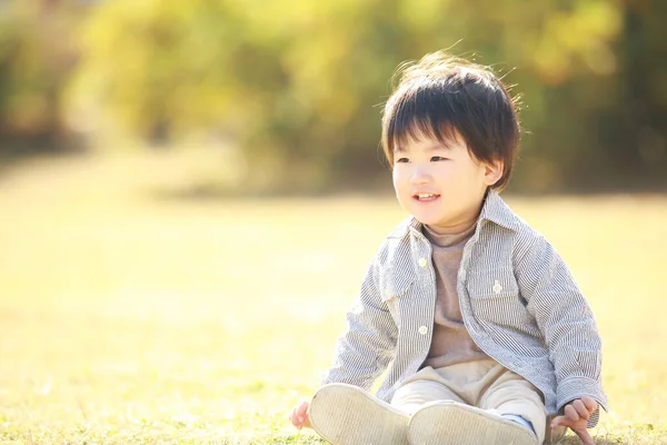 公園の可愛いアジア系の男の子 — ストック写真