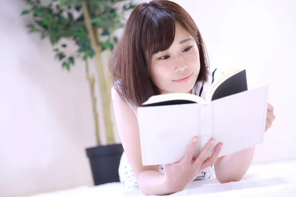 Belle Jeune Asiatique Femme Lecture Livre Maison — Photo