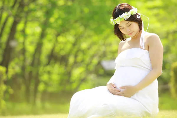 Mooie Zwangere Aziatische Vrouw Park — Stockfoto