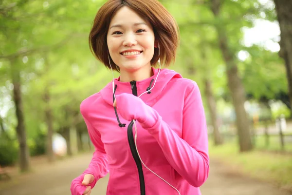 Jeune Belle Asiatique Femme Courir Dans Parc — Photo