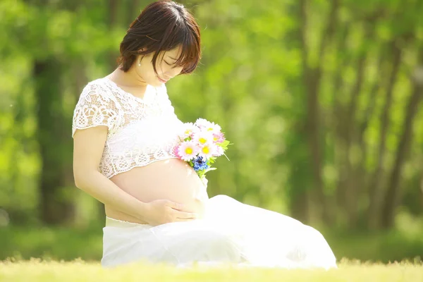 Hermosa Embarazada Asiático Mujer Parque — Foto de Stock