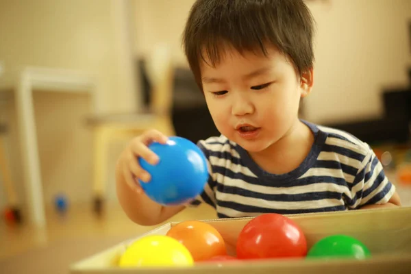 Küçük Çocuk Evde Oyuncaklar Ile Oynama — Stok fotoğraf