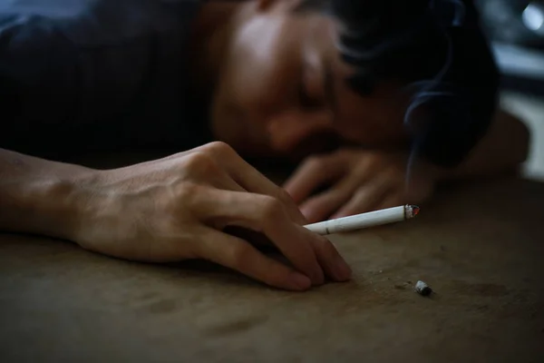 Εικόνα Ενός Άνδρα Που Καπνίζει Ένα Τσιγάρο — Φωτογραφία Αρχείου