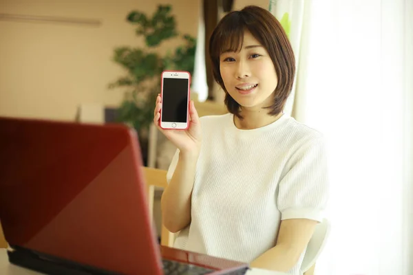 Junge Frau Die Ihr Handy Benutzt Und Tisch Mit Laptop — Stockfoto