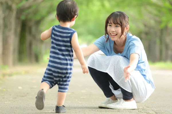 Young Asian Mother Her Little Son Having Fun Park — Stock Photo, Image