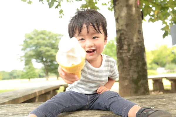 Asiatico Bambino Mangiare Gelato Parco All Aperto — Foto Stock