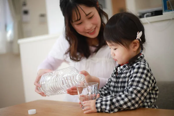 Mutter Und Tochter Trinken Leitungswasser — Stockfoto