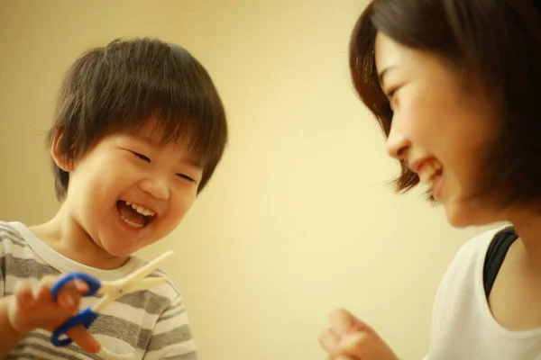 Aziatische Jonge Vrouw Haar Kleine Zoon Het Maken Van Toepassing — Stockfoto