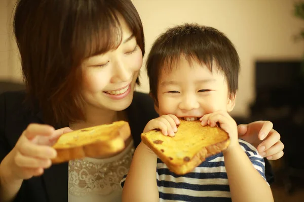 Asijské Mladé Žena Její Malý Syn Jíst Chléb — Stock fotografie