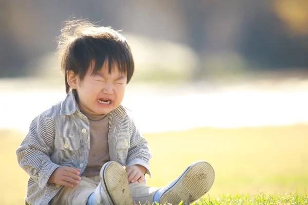 亚洲小男孩在公园外面哭 — 图库照片