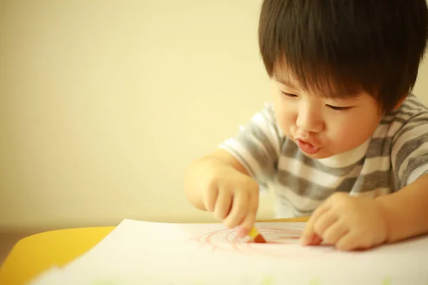 一个小男孩在画画的图像 — 图库照片