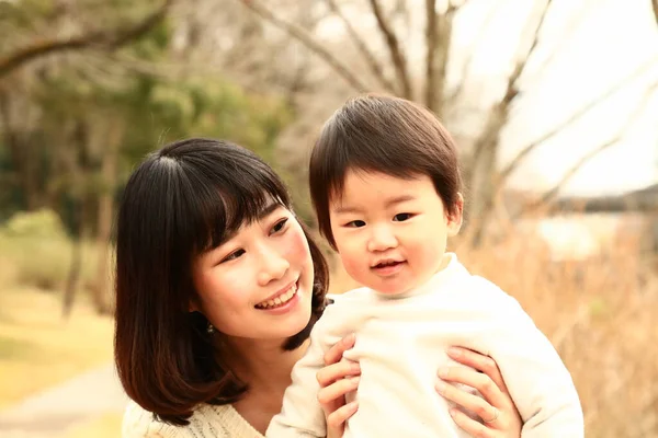 Giovane Madre Asiatica Con Suo Figlio Divertirsi Nel Parco — Foto Stock
