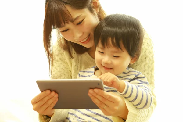 亚洲母亲和儿子使用平板电脑 — 图库照片