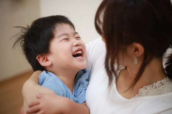 Sourire Jeune Asiatique Mère Avec Son Fils Maison — Photo