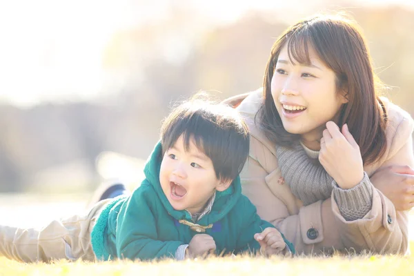 Jeune Mère Asiatique Avec Son Petit Fils Amuser Dans Parc — Photo