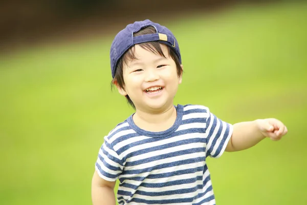Χαριτωμένο Ασιατικό Αγόρι Στο Πάρκο — Φωτογραφία Αρχείου