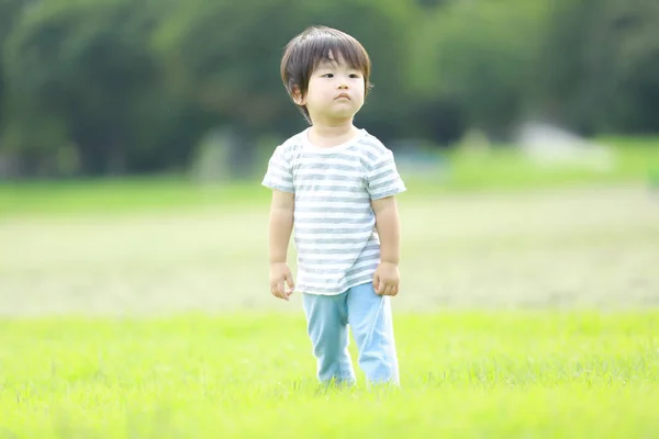 Asiatische Kleine Junge Fuß Auf Dem Gras — Stockfoto