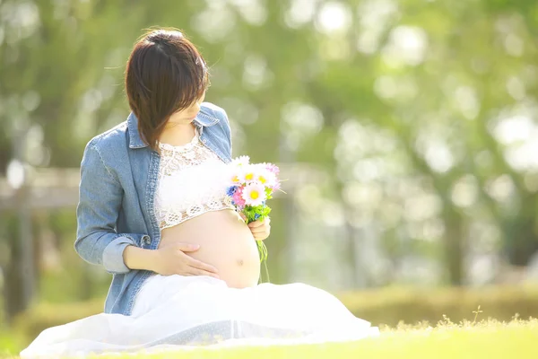 Jong Mooi Aziatisch Zwanger Vrouw Het Park — Stockfoto