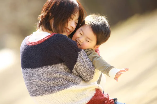 Jovem Mãe Adorável Feliz Pequeno Filho Brincando Juntos Parque — Fotografia de Stock