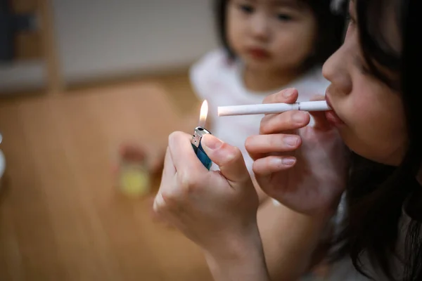 Εικόνα Μητέρας Που Καπνίζει Κοντά Στο Παιδί Της — Φωτογραφία Αρχείου