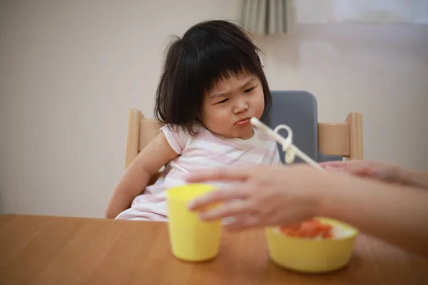 Menina Come Almoço Saudável — Fotografia de Stock