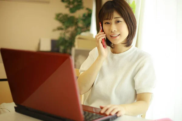 Giovane Donna Giapponese Utilizzando Computer Portatile Rosso Mentre Lavora Casa — Foto Stock