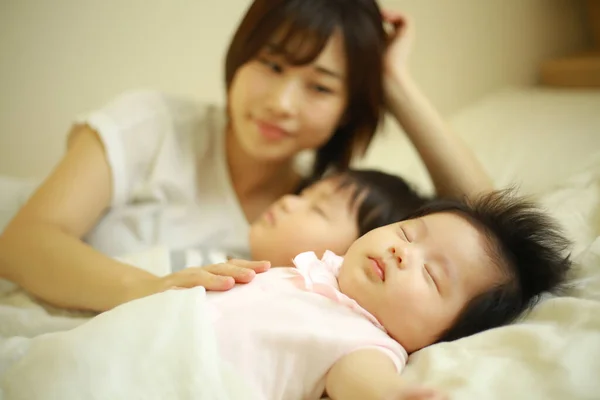 Feliz Ásia Mãe Olhando Dormir Filho Filha — Fotografia de Stock