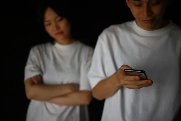 Jeune Homme Asiatique Utilisant Smartphone Avec Fond Femme — Photo