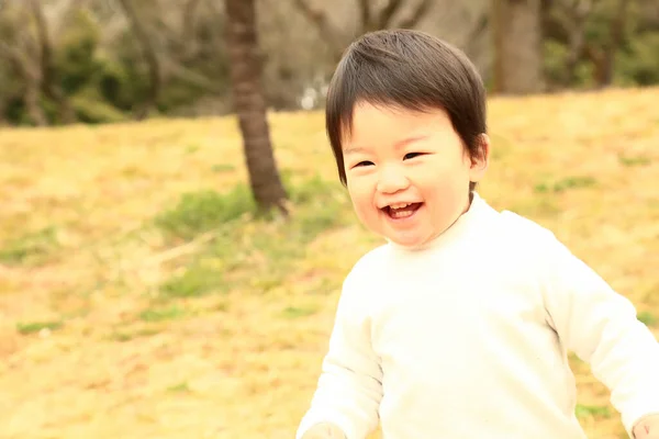 公園を歩く可愛いアジア系の男の子 — ストック写真