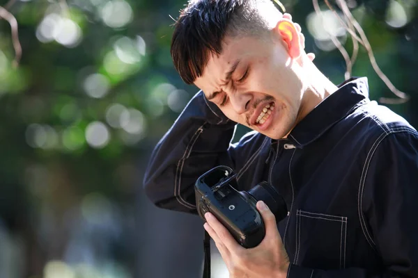 Homem Doente Segurando Uma Câmera Vídeo — Fotografia de Stock