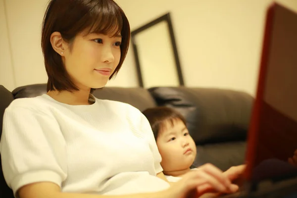 亚洲的年轻妇女和她的小儿子使用笔记本电脑 — 图库照片