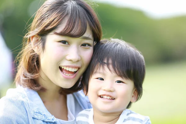 Genç Asyalı Anne Küçük Oğlu Parkta Eğleniyorlar — Stok fotoğraf
