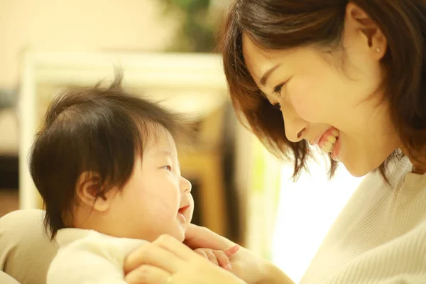 Portrait Heureux Asiatique Mère Avec Mignon Bébé Fille — Photo