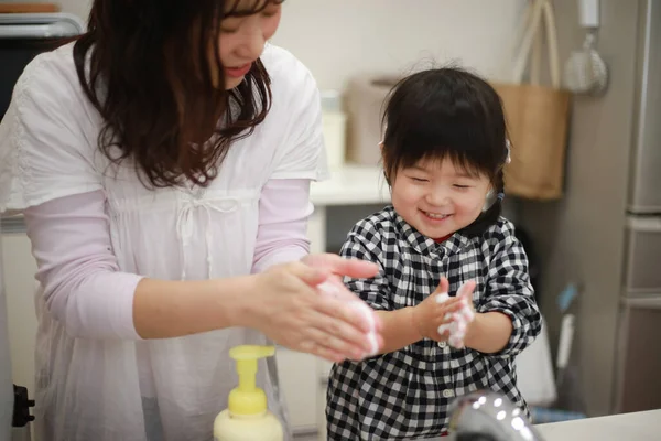 Mãe Ensinando Sua Filha Lavar Mãos — Fotografia de Stock