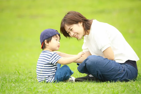 Jovem Mãe Adorável Feliz Pequeno Filho Brincando Juntos Parque — Fotografia de Stock