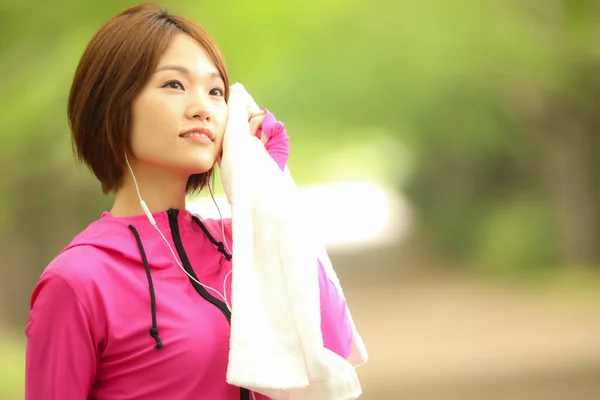 Jeune Belle Asiatique Femme Avec Serviette Dans Parc — Photo