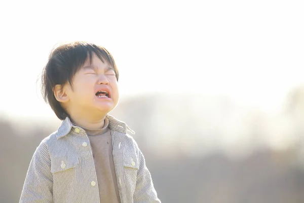 Azji Mały Chłopiec Płacze Parku Zewnątrz — Zdjęcie stockowe