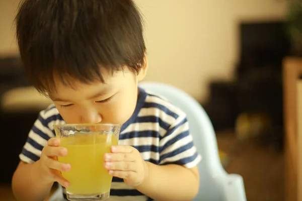 Klein Jongetje Drinkt Sap Uit Een Glas — Stockfoto