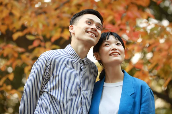 Heureux Jeune Couple Asiatique — Photo