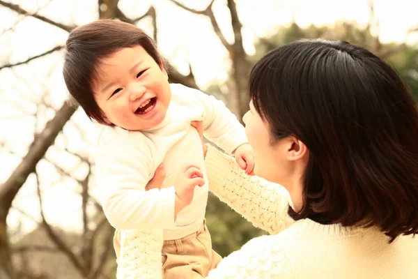 Młody Azji Matka Jej Dziecko Park Zabawy — Zdjęcie stockowe