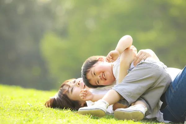 Genç Anne Sevimli Küçük Oğlu Parkta Birlikte Oynuyorlar — Stok fotoğraf