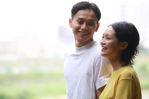笑顔のアジアのカップルのイメージ — ストック写真