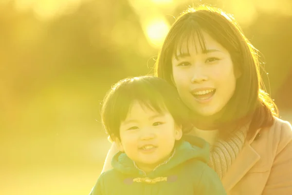 Jeune Femme Asiatique Avec Son Enfant Dans Parc Posant — Photo