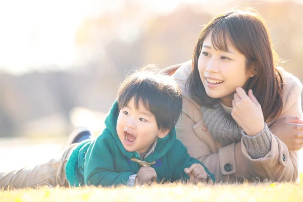 공원에서 즐거운 시간을 보내고 아시아의한 어머니 — 스톡 사진