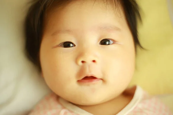 Портрет Молодой Азиатской Малышки Кровати — стоковое фото