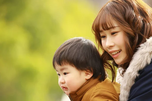 Jovem Mãe Asiática Com Seu Filho Divertindo Parque — Fotografia de Stock